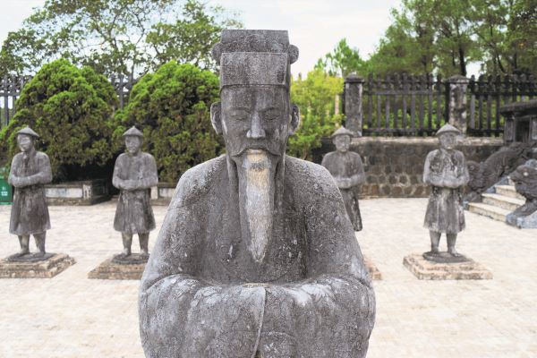 Steinfiguren am Grabmal des Kaisers Khai Dinh in Hue (Vietnam) Steinfiguren am Grabmal des Kaisers Khai Dinh in Hue (Vietnam)
